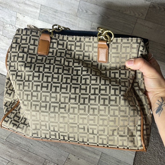 TOMMY HILFIGER Signature Logo Tan Multi Pocket Handbag - Picture 6 of 11